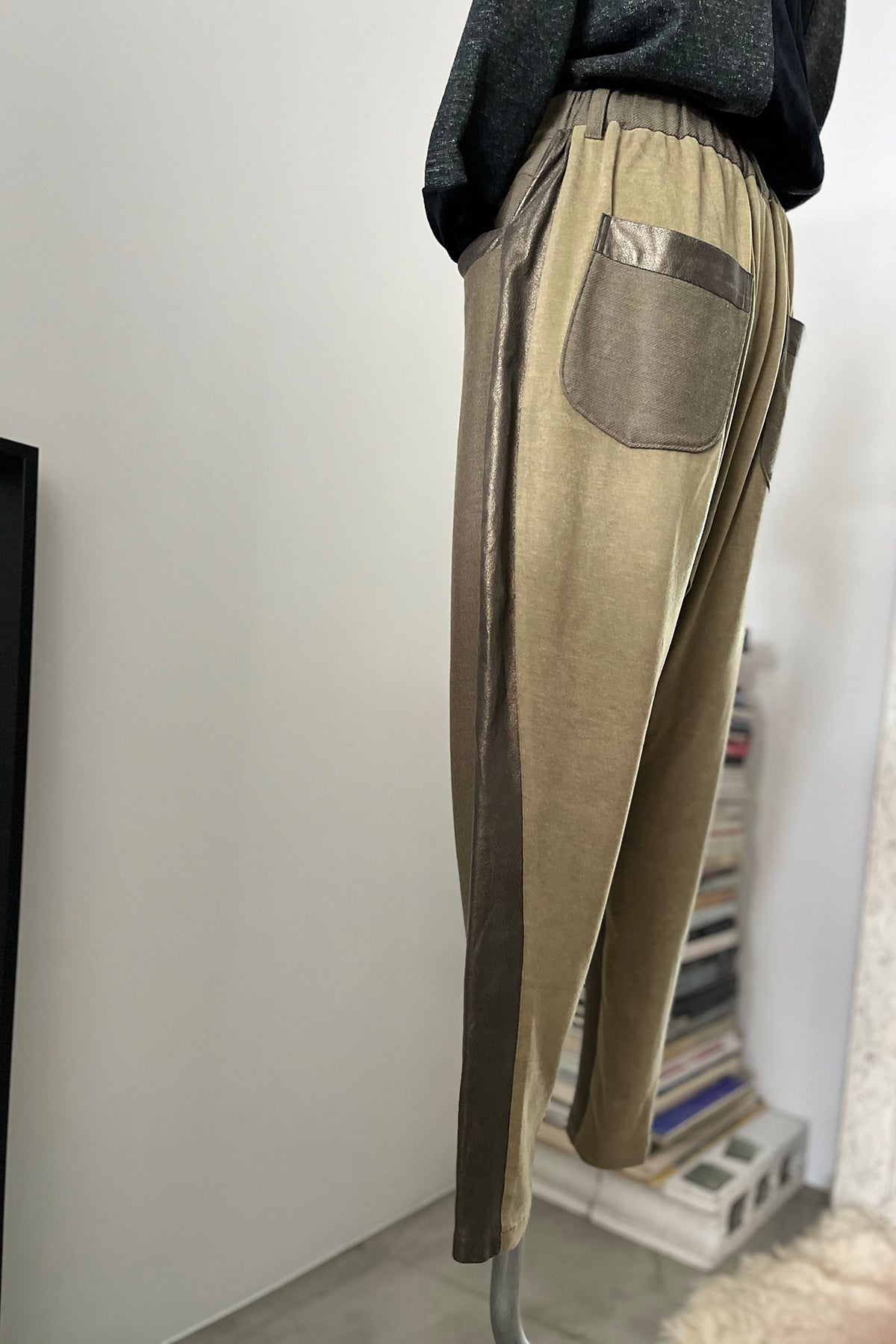 Staff used カーキパンツ