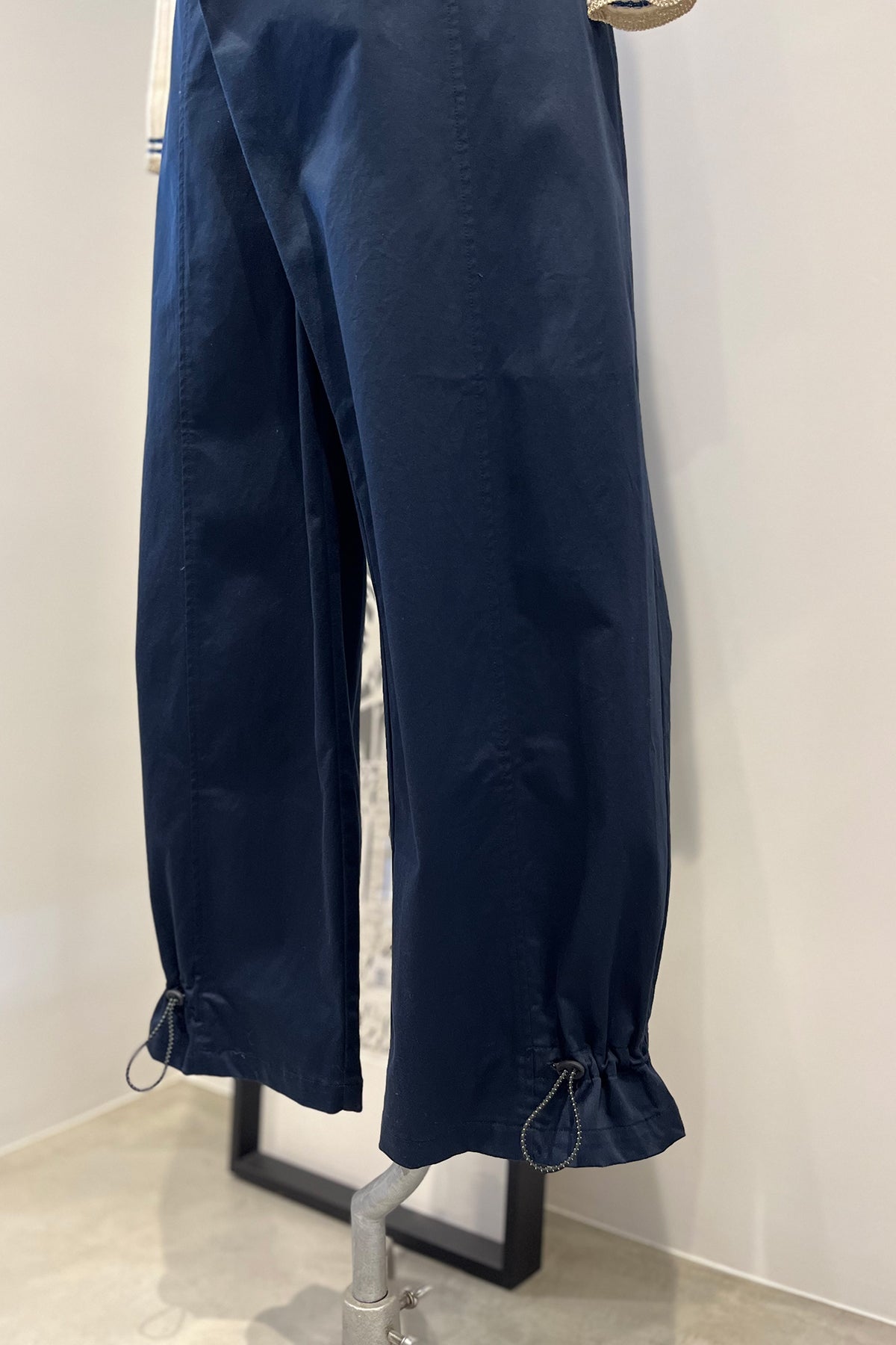 Staff used (ほぼ未使用)サテンストレッチの裾コード付きパンツ