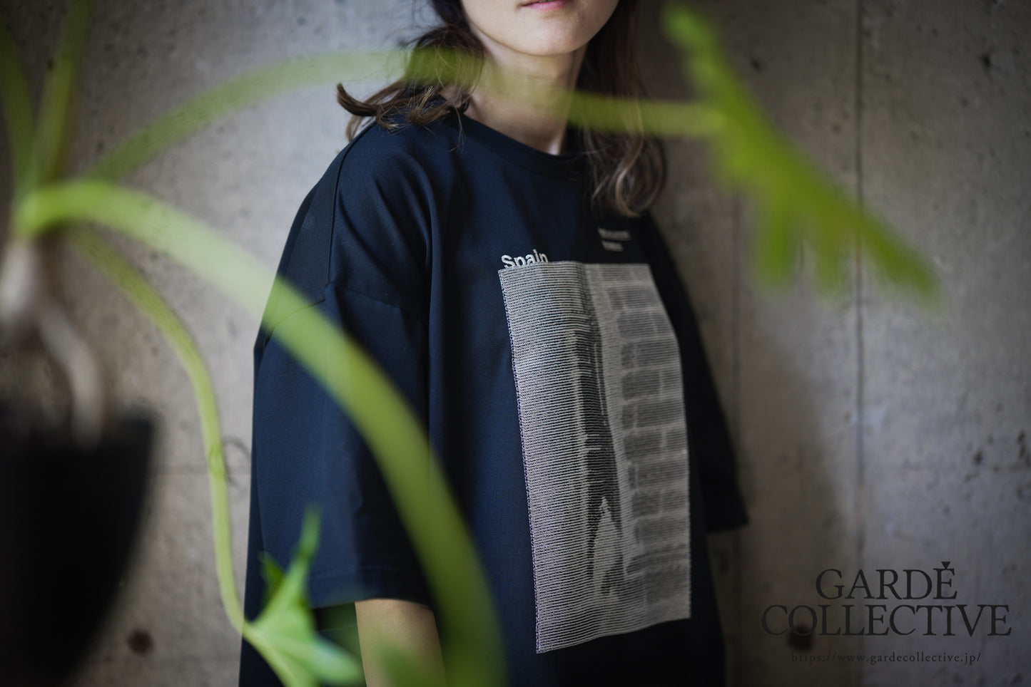 レディ刺繍の半袖カットソー ーオフボディのジェンダーレスTシャツー