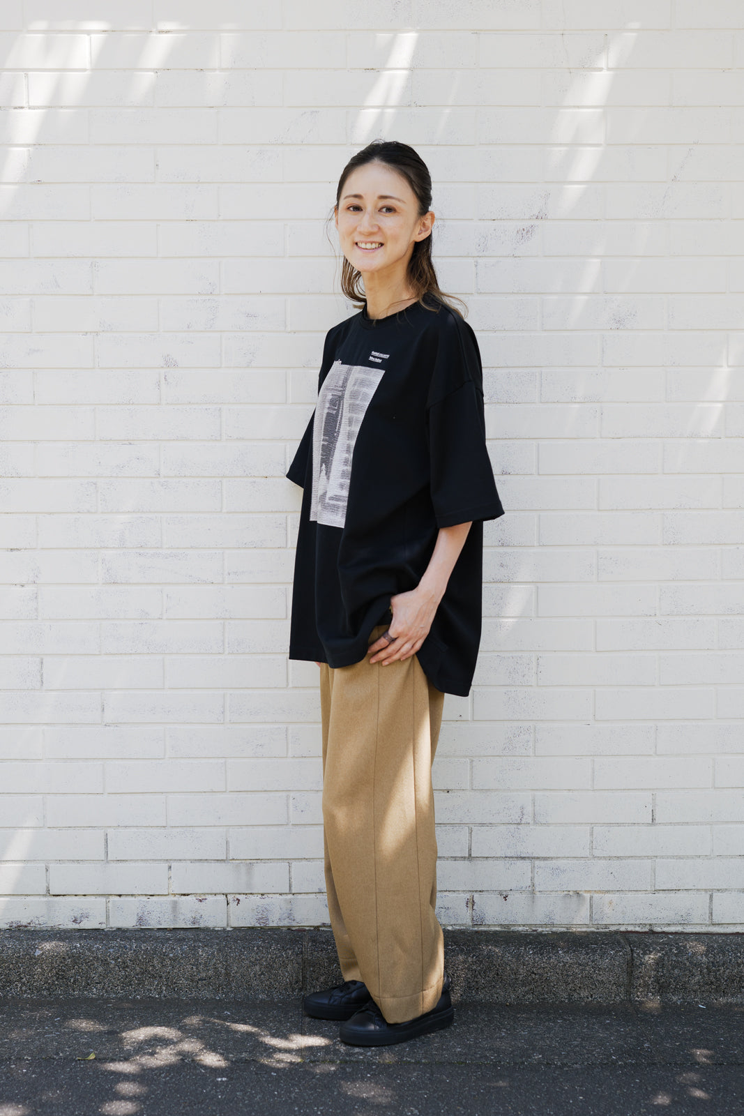 レディ刺繍の半袖カットソー ーオフボディのジェンダーレスTシャツー