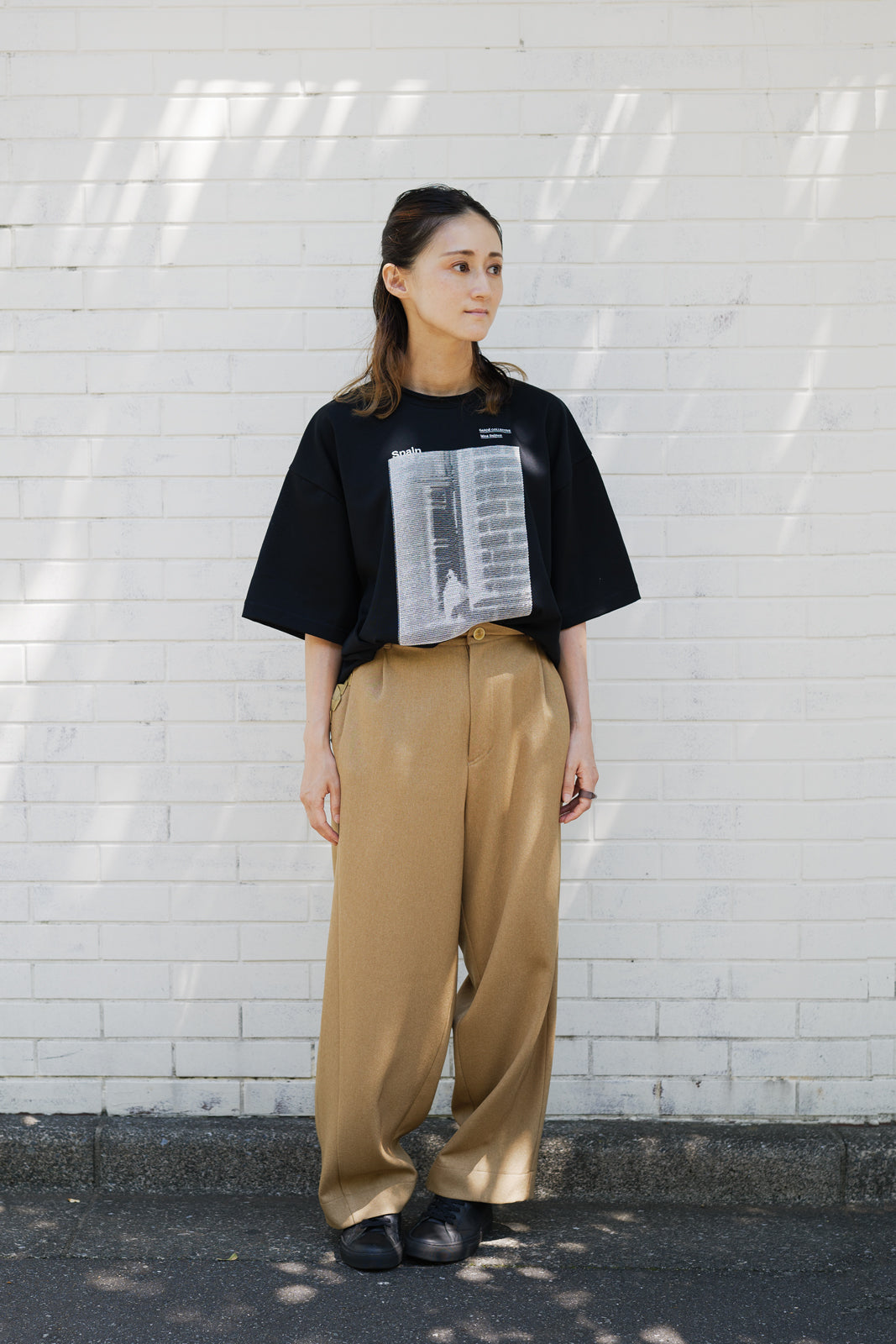 レディ刺繍の半袖カットソー ーオフボディのジェンダーレスTシャツー