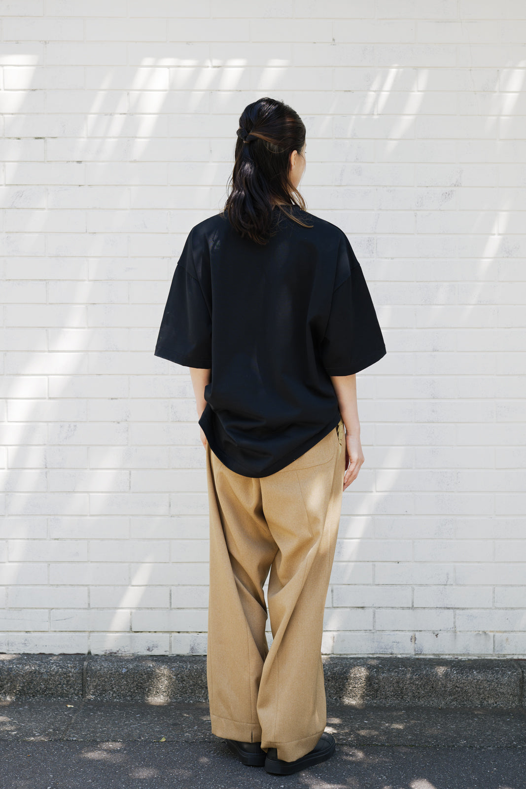 レディ刺繍の半袖カットソー ーオフボディのジェンダーレスTシャツー